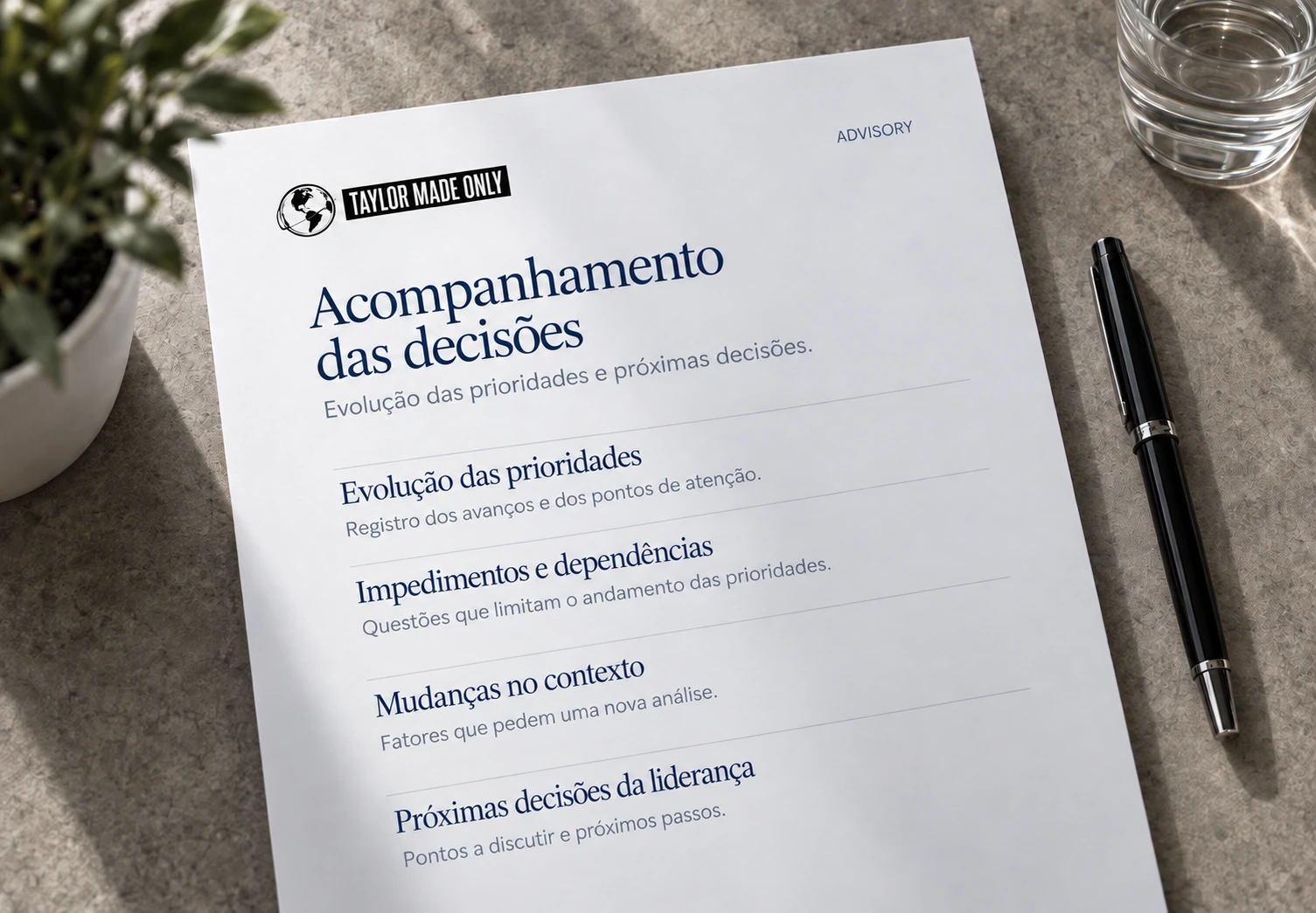 Exemplo ilustrativo do material de acompanhamento das decisões, sobre uma mesa.